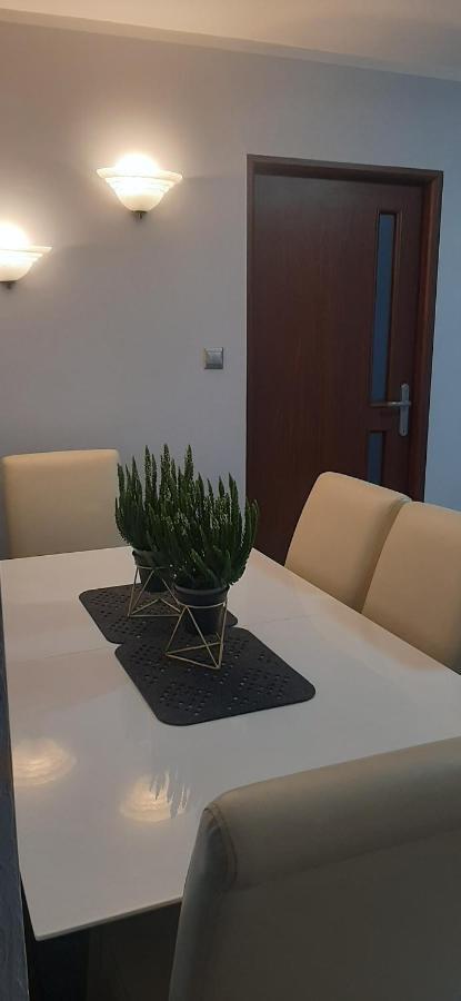 Flowers Apartament Apartment Pila Ngoại thất bức ảnh